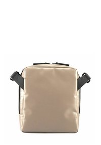 Borsa crossbody in nylon beige con spallacci neri, chiusura con zip. Forma rettangolare, texture liscia, design minimalista, senza motivi o accessori visibili.