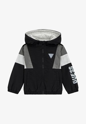 Černá a šedá bunda se stojáčkem, kapucí, zipem a elastickými manžetami, s bílým logem na rukávu. Obsahuje design v barevných blocích.