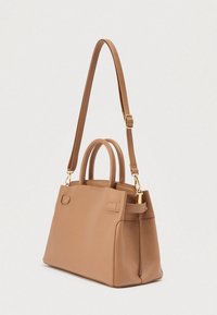 Καφέ δερμάτινη γυναικεία τσάντα με διπλούς ιμάντες, ρυθμιζόμενο λουράκι και εξαρτήματα σε χρυσό τόνο. Διαθέτει δομημένο σχήμα και υφή επιφάνειας.