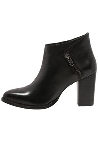 Zwarte leren enkelboot met blokhak en zijrits, gladde afwerking en lichtpuntige neus.