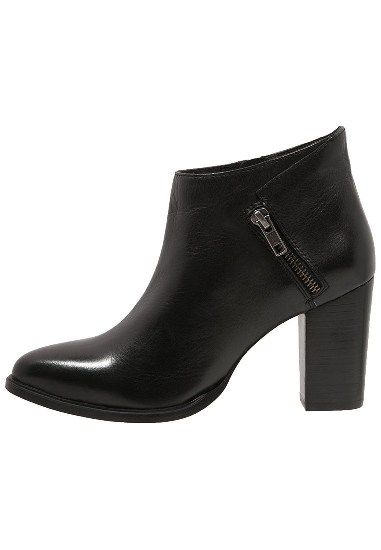 Zwarte leren enkelboot met blokhak en zijrits, gladde afwerking en lichtpuntige neus.