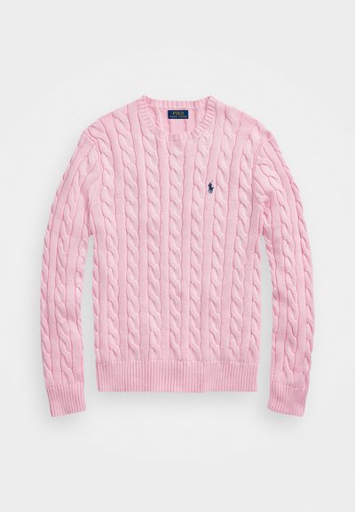 Kaapelikudum sweater helesinise roosa tooni. Ribbed krae, mansetid ja alumine äär. Väike sinine logo rinnal. Kanga peal tekstureeritud muster.
