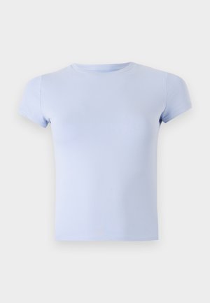 Világoskék, rövid ujjú póló, sima, rugalmas anyagból, kerek nyakkivágással és testhez simuló szabással. Nincsenek látható minták vagy kiegészítők.