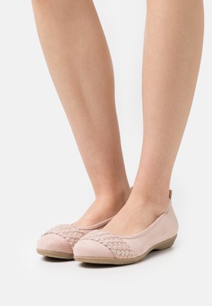 Ballerine rosa chiaro in suede con texture intrecciata sulla punta, forma arrotondata e suola in gomma flessibile.