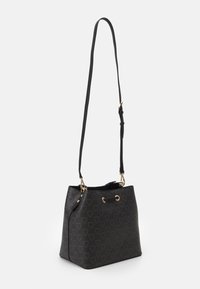 Czarna torba typu bucket z tłoczonym trójkątnym wzorem, złotymi okuciami, regulowanym paskiem na ramię i zamknięciem na ściągacz. Teksturowany materiał.
