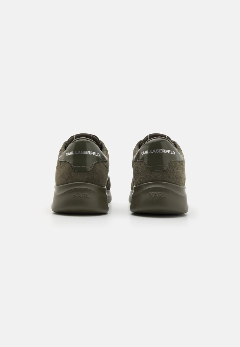 Oliwkowe sneakersy z teksturowanej zamszowej cholewki, gładkimi skórzanymi akcentami i miękką podeszwą, z brandingiem "KARL LAGERFELD" na pięcie.