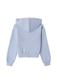 Haut cropped bleu clair avec capuche à cordon, manches longues et poignets côtelés. Tissu lisse avec détail de taille élastique.