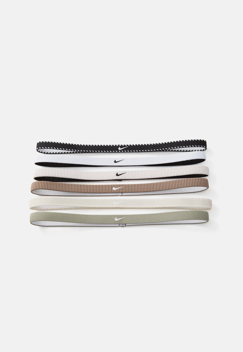 Pet glavnih traka Nike u različitim bojama: crna, bijela, bež, smeđa i zelena. Svaka traka ima logo i mekan, teksturiran dizajn.