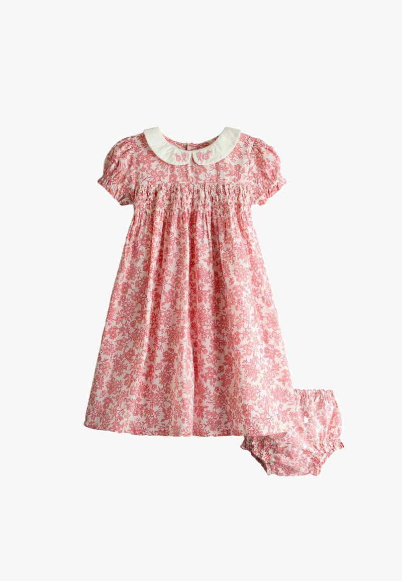 Rosa-weißes Baby-Kleid mit Blumenmuster, Puffärmeln und weißem Peter-Pan-Kragen, kombiniert mit passenden geblümten Höschen.