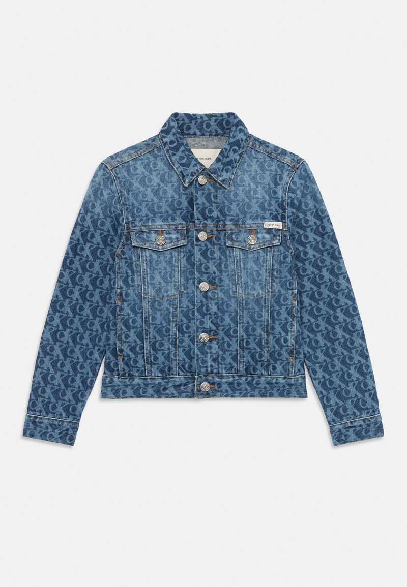 Chaqueta de mezclilla en azul desgastado con un patrón de logotipos en toda la prenda, dos bolsillos frontales, botones plateados y diseño de cuello clásico.