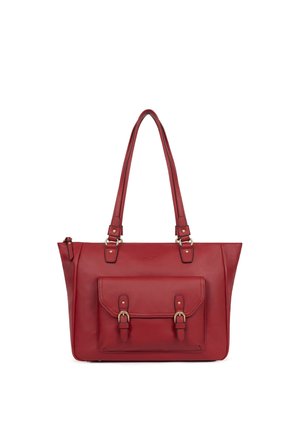 Sac fourre-tout en cuir rouge avec double poignées et une poche avant à rabat sécurisée par deux sangles à boucle.
