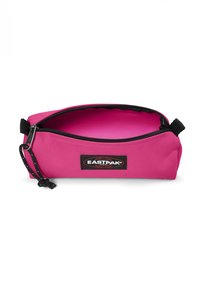 Růžový penál Eastpak s texturovaným povrchem, zapínáním na zip a černými akcenty. Disponuje prostorným interiérem a výrazně zobrazuje logo značky.