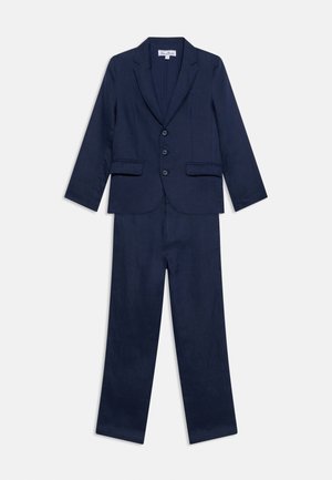 Costum formal bleumarin cu sacou cu trei nasturi și buzunare cu clapetă, asortat cu pantaloni drepți de aceeași culoare.