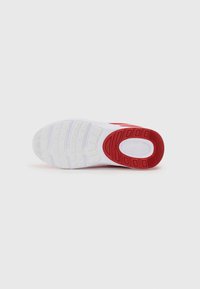 Suela de zapato con base blanca y acentos rojos, patrones de agarre de goma texturizada y forma curvada para mayor comodidad y soporte.