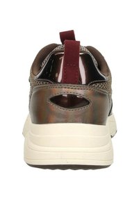 Bruin sportieve schoen met een glanzende afwerking, mesh details en een kastanjebruine treklip aan de hiel. Beschikt over een stevige zool met een gestructureerde grip.