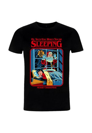 Czarny bawełniany t-shirt z kolorową grafiką Świętego Mikołaja obserwującego śpiącego chłopca, z czerwonym i niebieskim napisem "On widzi, kiedy śpisz".