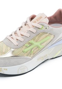 Sneaker in suede grigio con un accento metallico argento, sovrapposizione in rete nei toni del verde pastello e rosa, e una suola bianca spessa. Presenta dettagli testurizzati e logo.