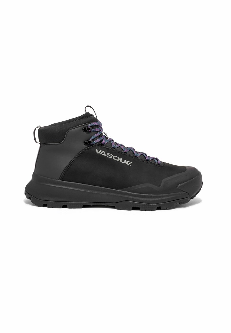 Bota de senderismo negra con cordones morados y grises, cuello acolchado, suela de goma y logo "VASQUE" en el lateral; diseño elegante de caña alta.