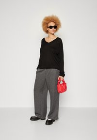 Vero Moda Curve VMCNOVA LS V-NECK GA NOOS CUR - Džemperis - black
