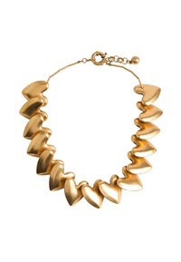 Złoty naszyjnik z serią naprzemiennych ogniw w kształcie serca o gładkim, wypolerowanym wykończeniu. Zawiera zapięcie z wydłużonym łańcuszkiem.