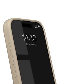 Husă de smartphone bej cu textură netedă, având un ecran negru parțial vizibil care arată ora și data, butoanele laterale și barele de semnal.