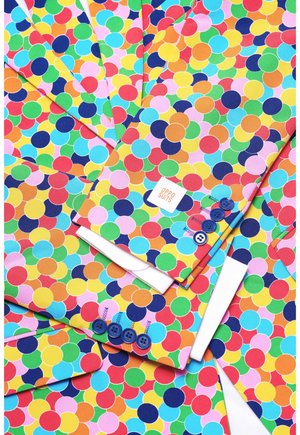 Giacche colorate con motivi circolari vivaci in rosso, verde, blu, giallo e rosa, con bottoni e etichette blu in contrasto.