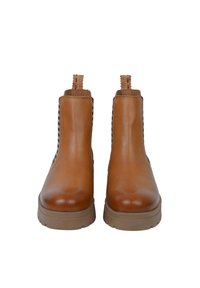 Bottines en cuir marron avec une finition lisse, présentant un accent rayé noir et blanc sur les côtés, et une semelle en caoutchouc.