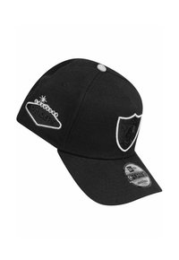 Schwarze Baseballmütze aus Stoff mit gebogenem Schirm, versehen mit gestickten Logos: einem Wappenemblem und dem Text "Las Vegas Raiders".