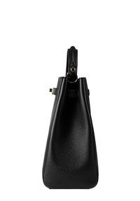 Borsa a mano in pelle nera con finitura texture, design affusolato e dettagli in metallo dorato. Dotata di manico superiore e apertura superiore.