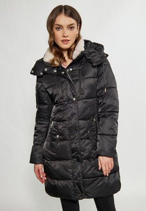 Schwarze Daunenjacke mit einer mit Kunstfell gefütterten Kapuze, Reißverschlusstaschen, Druckknopfverschlüssen und einem gesteppten Design. Glatte, glänzende Textur.
