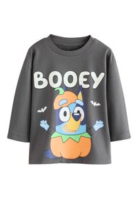 Graues Langarmshirt mit einer bunten Cartoon-Figur, die einen Kürbishut trägt, und dem Schriftzug "BOOEY", verziert mit kleinen Fledermausmotiven.