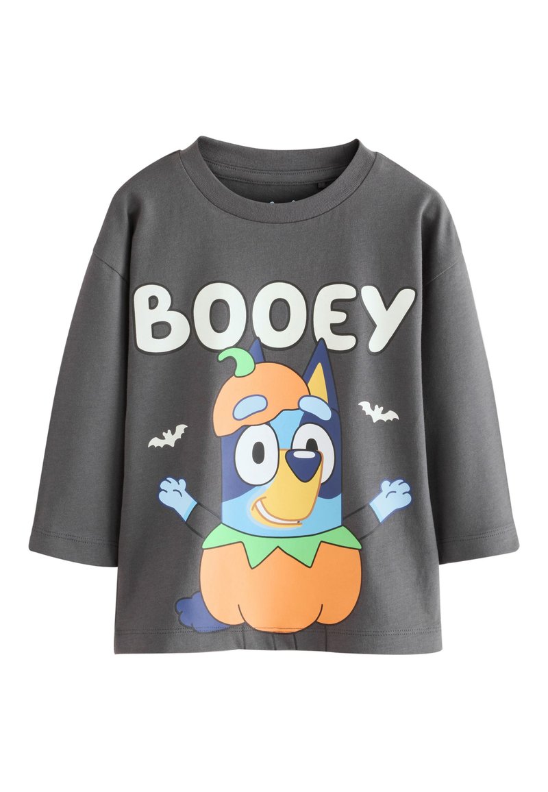 Graues Langarmshirt mit einer bunten Cartoon-Figur, die einen Kürbishut trägt, und dem Schriftzug "BOOEY", verziert mit kleinen Fledermausmotiven.
