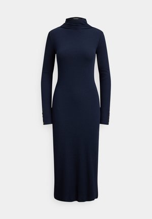 Tmavomodré šaty s dlhým rukávom, vysokým golierom, priliehavým strihom a jemnými gombíkovými detailmi na manžetách. Mäkká, pružná látka.