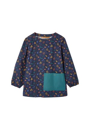 Marineblauer Kinder-Kittel mit langen Ärmeln, bunten sportlichen Motiven, Frontreißverschluss und großer grüner Tasche auf der rechten Seite.