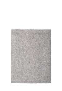 Szary wełniany kwadratowy koc o miękkiej teksturze i stonowanym wzorze, z starannie wykończonymi brzegami i jednolitym kolorem na całej powierzchni.