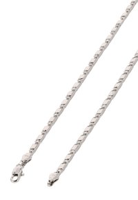 Collana d'argento con maglie rettangolari, caratterizzata da una finitura liscia e un gancio a polpo su ciascun lato. La lunghezza si estende orizzontalmente nell'immagine.