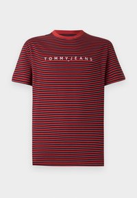 Rød og marineblåstripet t-skjorte med rund hals. Har "TOMMYJEANS"-logo i hvitt over brystet. Korte ermer, laget av bomull.