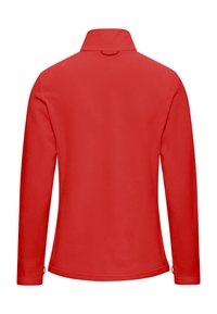 Polo rouge à manches longues avec un col plat, fabriqué en tissu lisse. Comprend une boucle à l'arrière et des poignets avec de petites ouvertures.