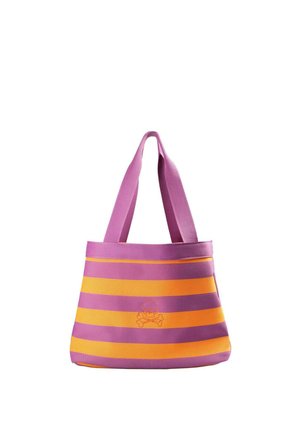 Bolsa tote a rayas moradas y naranjas con asas anchas y un pequeño emblema de calavera y tibias cruzadas en el centro delantero.