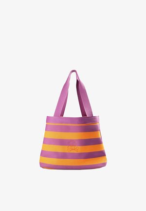 Bolsa tote a rayas moradas y naranjas con asas anchas y un pequeño emblema de calavera y tibias cruzadas en el centro delantero.