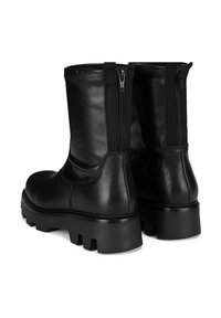 Botines de piel negra con superficie texturizada, con cremalleras laterales y suelas gruesas de goma con un patrón resistente y con dibujo.