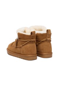 Hnedé nubukové členkové topánky s nadýchanou bielou podšívkou, šnurovací dizajn a prešité detaily. Plná gumená podrážka pre pohodlie a trakciu.