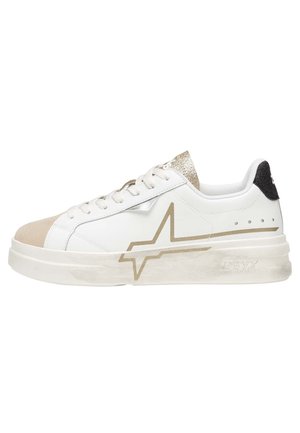 Biały niski sneaker z beżowym zamszowym noskiem, złotą gwiazdką po boku, błyszczącym złotym językiem i czarną pętlą na pięcie.