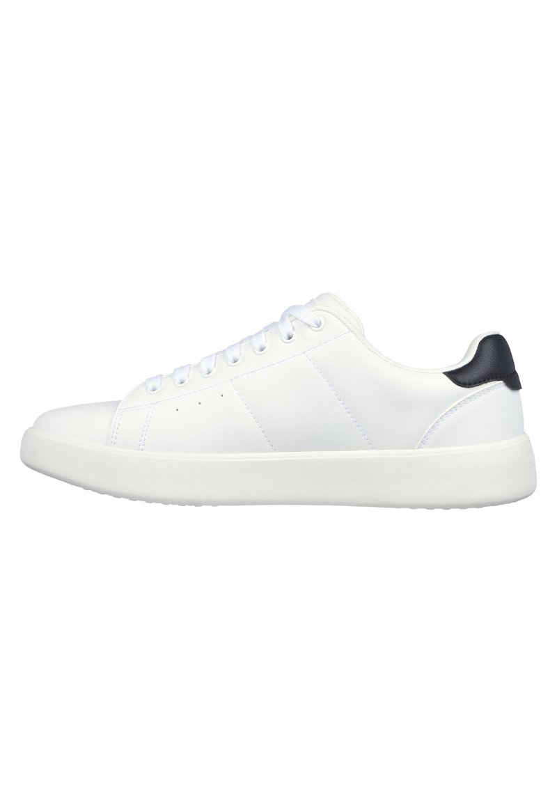 Weiße Low-Top-Sneaker mit Schnürsenkeln, Obermaterial aus glattem Leder und schwarzem Fersenpatch, im Seitenprofil auf einem weißen Hintergrund dargestellt.