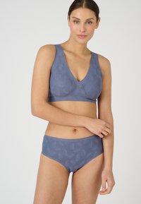 Rekbare blauwe lingerie set met een gestructureerd patroon, inclusief een bralette met v-hals en bijpassende high-waisted slip, beide met brede bandjes.