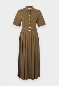 Καφέ φόρεμα πουκάμισο με κοντά μανίκια, γιακά, κούμπωμα με κουμπιά, σφηκοφωλιά στη μέση με ζώνη που διαθέτει στρογγυλή μεταλλική πόρπη και πλισέ φούστα.