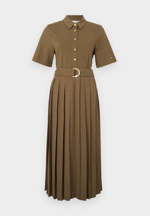 Braunes, kurzärmeliges Hemdblusenkleid mit Kragen, Knopfleiste, tailliert mit einem Gürtel mit rundem Metallschnallenverschluss und plissiertem Rock.