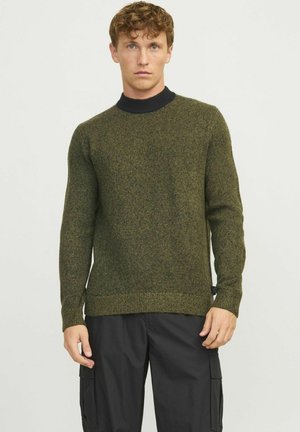 Suéter verde de punto con un acabado texturizado, cuello acanalado en contraste en color navy y corte regular. Las mangas son largas y los puños son acanalados.