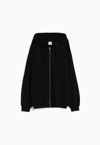 Felpa nera con zip, realizzata in tessuto morbido, con cappuccio ampio, tasche anteriori e polsini a coste. Design semplice senza motivi aggiuntivi.