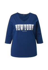 Niebieska bawełniana koszulka z dekoltem w serek i rękawami trzy czwarte. Na przodzie biały napis "NEW YORK" oraz poniżej "miasto marzeń".